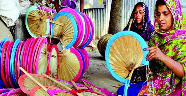 সীতাকুণ্ডে লোডশেডিংয়ের কারণে বাড়ছে হাতপাখার কদর