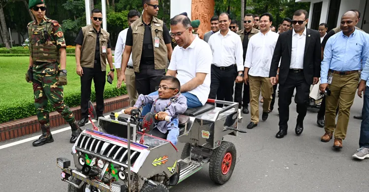 বিশেষ চাহিদাসম্পন্ন তরুণের বানানো ‘স্মার্ট কারে’ চড়লেন প্রধানমন্ত্রী