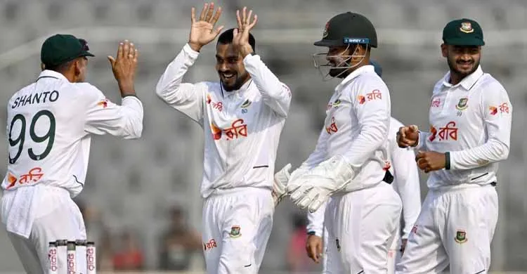 ক্যাচ মিসের মহড়ায় হতাশার দিন শেষ করলো বাংলাদেশ