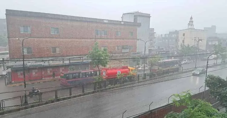 ঢাকাসহ ১৩ অঞ্চলে ঝড়-বৃষ্টির আভাস, নদীবন্দরে সতর্ক সংকেত