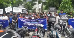 করের বিরুদ্ধে এনবিআরের সামনে বাইকারদের মানববন্ধন