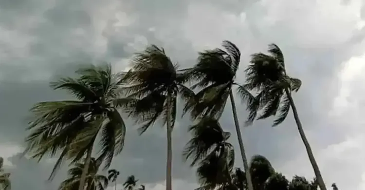 দেশের বিভিন্ন অঞ্চলে ঝড়-বৃষ্টির আভাস, নদীবন্দরে সতর্কসংকেত