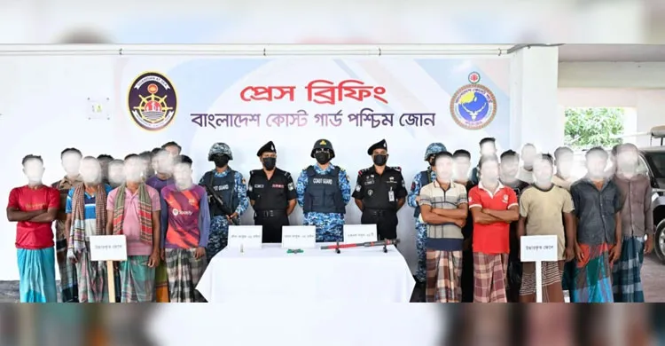 সুন্দরবনে কোস্ট গার্ডের পৃথক অভিযানে ২১ জেলে উদ্ধার, অস্ত্র-গোলাবারুদ জব্দ