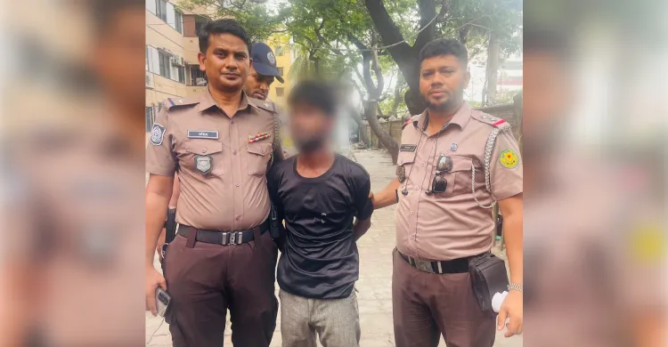 গোলাপবাগ মোড়ে স্বর্ণের দুল ছিনতাই: পুলিশ সার্জেন্টের সাহসিকতায় ছিনতাইকারী আটক