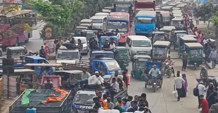 দক্ষিণাঞ্চলে যানবাহনের অতিরিক্ত চাপ, ভাড়া বেশি নেয়ার অভিযোগ