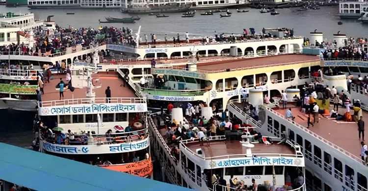 বৈরী আবহাওয়ায় সদরঘাট থেকে লঞ্চ চলাচল বন্ধ