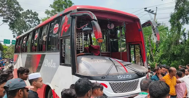 গোপালগঞ্জে বাস-মোটরসাইকেল সংঘর্ষে নিহত ৫