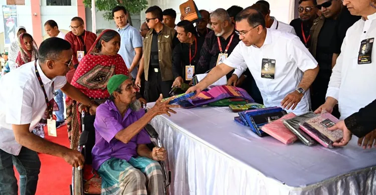 জিয়াউর রহমানের শাহাদাতবার্ষিকীতে দুস্থদের মাঝে বস্ত্র বিতরণ করলেন প্রধানমন্ত্রী