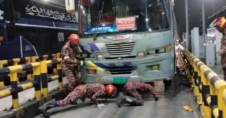 ব্রেক ফেল করা যাত্রীদের বাঁচাতে হেলপারের মর্মান্তিক মৃত্যু