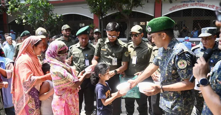 ঈদে কালশী বস্তির অগ্নিকাণ্ডে ক্ষতিগ্রস্ত ১হাজার ২৫০ জনকে খাবার দিল আনসার ও ভিডিপি