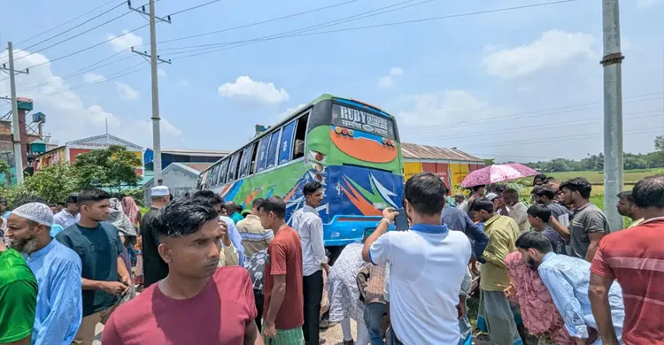 নেত্রকোণায় বাসচাপায় মা ও দুই মেয়ের মৃত্যু, আহত ৩