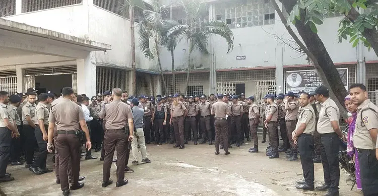 জেনেভা ক্যাম্পে র‍্যাব-পুলিশ-ডিএনসির যৌথ মাদকবিরোধী অভিযান