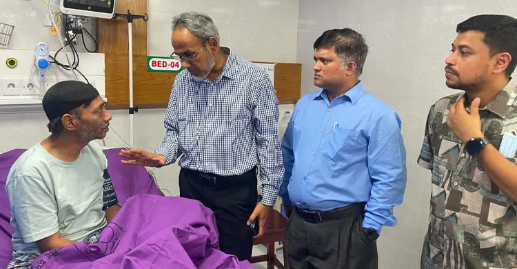 শিশু রামিসার অসুস্থ বাবাকে দেখতে হাসপাতালে বিএনপির স্বাস্থ্যবিষয়ক সম্পাদক অধ্যাপক ডা. রফিক