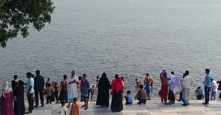 মাজারের দিঘিতে কুমিরের টেনে নেওয়া শিশু ফাতেমার লাশ উদ্ধার