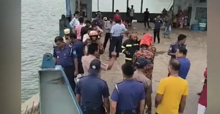 দৌলতদিয়া ঘাটে নিয়ন্ত্রণ হারিয়ে আবারও পদ্মায় পড়ল যাত্রীবাহী বাস
