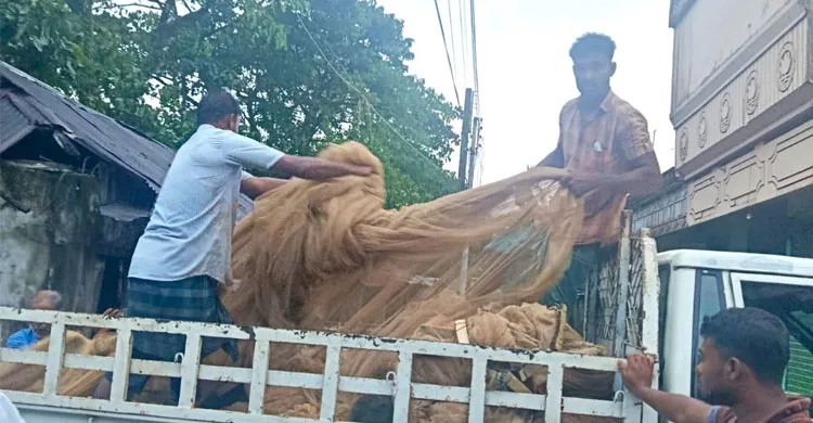 কুলাউড়ায় হাকালুকি হাওরে ১৪ জেলেকে জরিমানা, বিপুল পরিমাণ অবৈধ জাল-চাই জব্দ