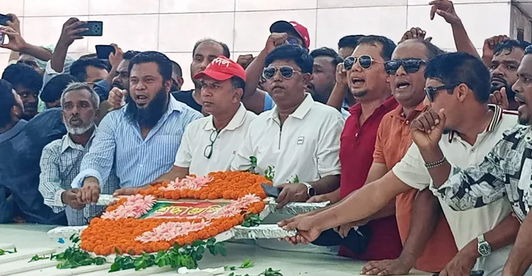 গাজীপুর মহানগর যুবদলের নেতৃত্বে শহীদ জিয়াউর রহমানের মাজারে নেতাকর্মীদের শ্রদ্ধা