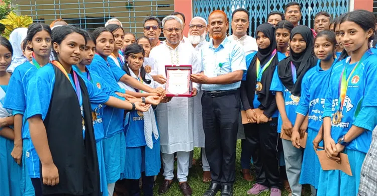 আখাউড়ায় বিদ্যালয়ের মেয়েদের ক্রীড়া সাফল্যে উচ্ছ্বাস, সংবর্ধনা দিল ভূঁইয়া ফাউন্ডেশন