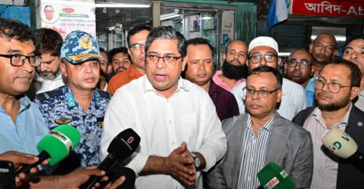 শাহবাগে যত্রতত্র ময়লা ফেলা রোধে ঝটিকা অভিযান, ৯ দোকানিকে জরিমানা
