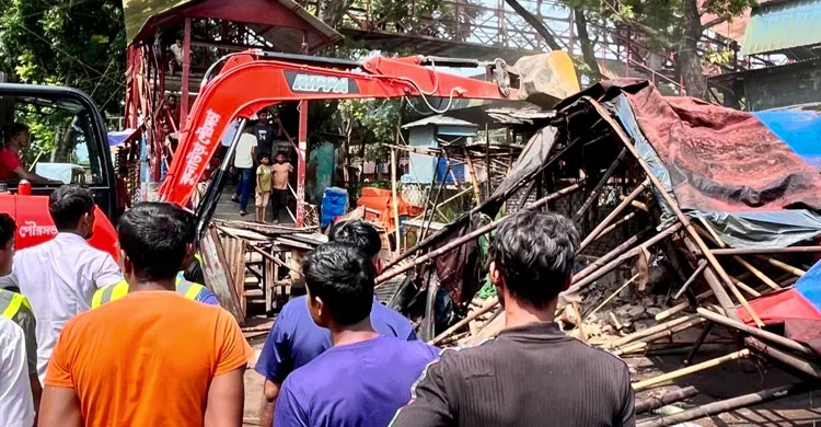 কুলাউড়ায় উচ্ছেদ অভিযান, ১২ অবৈধ দোকান অপসারণ