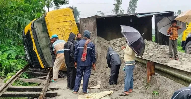 কুড়িগ্রামে বালুভর্তি ট্রাক উল্টে সারাদেশের সঙ্গে রেল যোগাযোগ বন্ধ ভোগান্তিতে শতাধিক যাত্রী