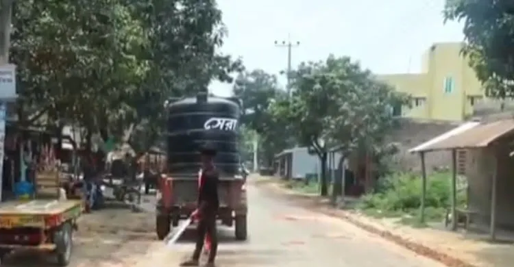 তানোরে ১১ কোটি টাকা ব্যয়ে রাস্তা সংস্কার, মান নিয়ে অসন্তুষ্ট স্থানীয়রা