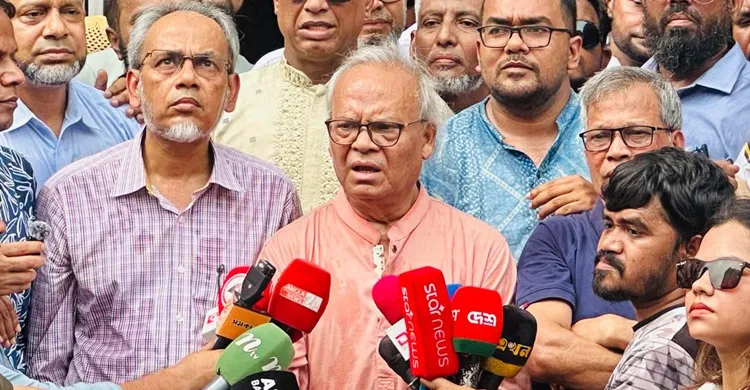 ফ্যাসিস্ট আ'লীগ পচা পানির কচুরিপানার মধ্য দিয়ে আবার উঁকি দেওয়ার চেষ্টা করছে : রিজভী