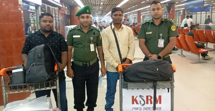শাহজালাল বিমানবন্দরে আনসার সদস্যদের তৎপরতায় উদ্ধার হারানো লাগেজ, মালিকের কাছে হস্তান্তর