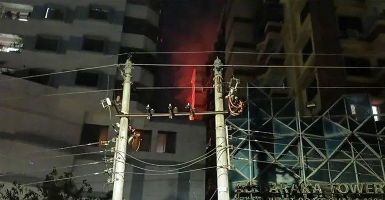 রাজধানীর কাঁটাবনে ১৪ তলা ভবনে আগুন, নিয়ন্ত্রণে কাজ করছে ফায়ার সার্ভিসের ২ ইউনিট