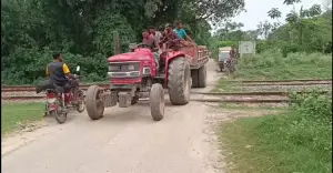 রেলক্রসিংয়ে ওত পেতে আছে মৃত্যু