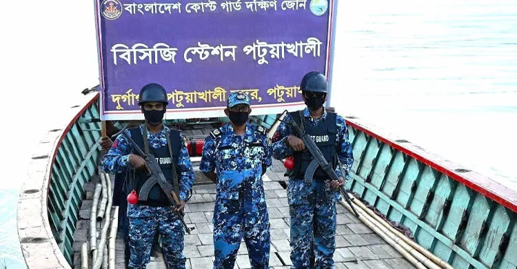 কোস্ট গার্ডের বিশেষ অভিযান: ঢাকা থেকে চুরি হওয়া পর্যটন বোট পটুয়াখালীতে উদ্ধার