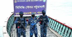 কোস্ট গার্ডের বিশেষ অভিযান: ঢাকা থেকে চুরি হওয়া পর্যটন বোট পটুয়াখালীতে উদ্ধার