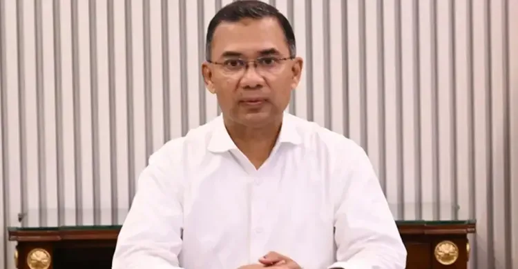 ধানের শীষ হাতে নিয়ে সম্মান করা সিকিউরিটি গার্ডকে প্রধানমন্ত্রীর উপহার