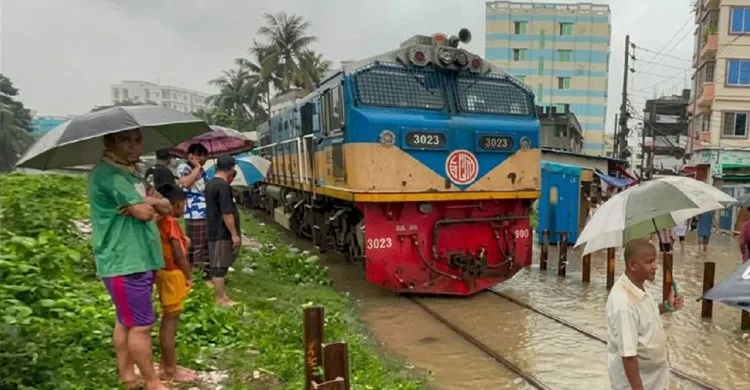 ডুবে থাকা রেলপথ ৫ ফুট উঁচু করা হবে: রেল প্রতিমন্ত্রী