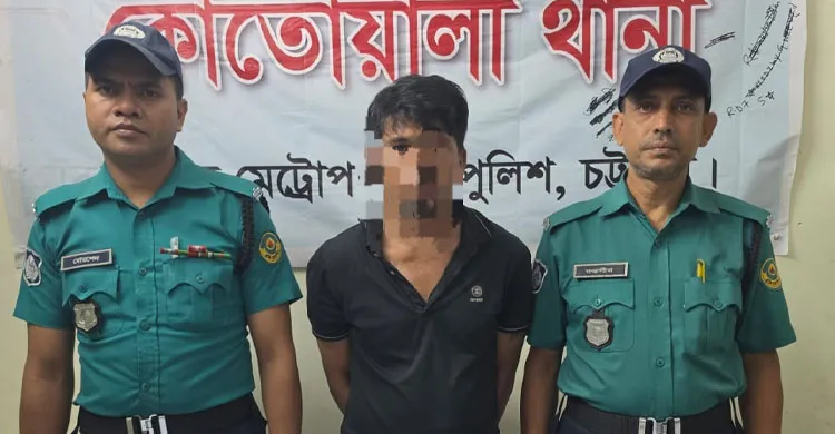 চট্টগ্রামে বাসযাত্রীর মোবাইল ছিনতাই চক্রের মূল হোতা আটক, উদ্ধার ১১টি স্মার্টফোন