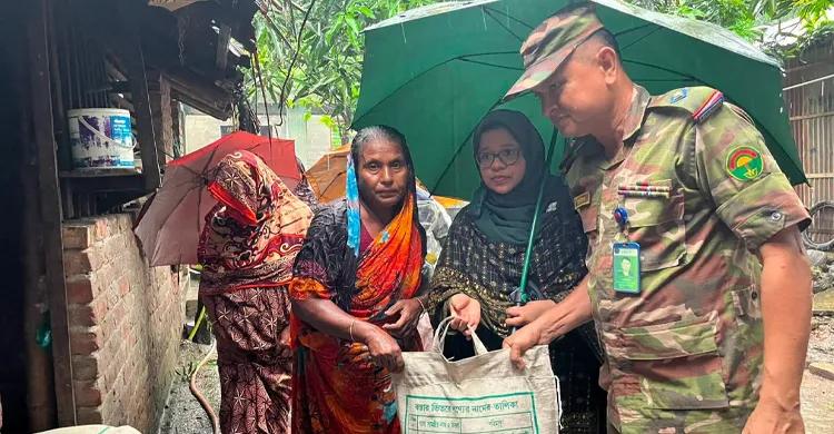 কেশবপুরে নদীর পাড় ধসে নদীগর্ভে বিলীন ৪ বসতঘর, ক্ষতিগ্রস্তদের পাশে ইউএনও
