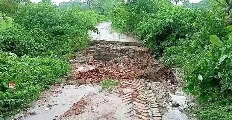চুয়াডাঙ্গায় টানা বৃষ্টিতে সংযোগ সড়কে ধস, দুর্ভোগে ২ গ্রামের বাসিন্দা