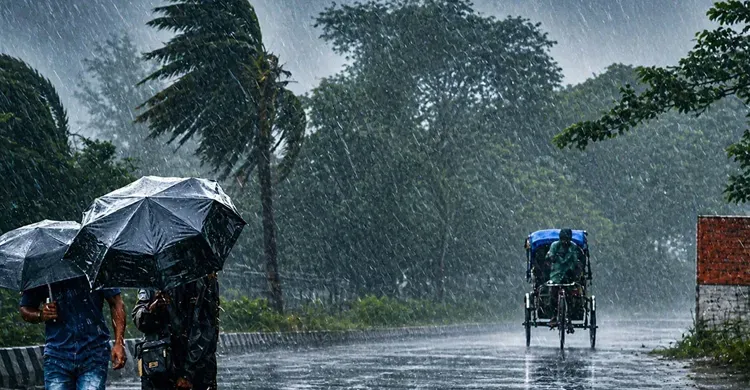 পাঁচ বিভাগে বজ্রসহ ভারী থেকে অতি ভারী বৃষ্টির পূর্বাভাস