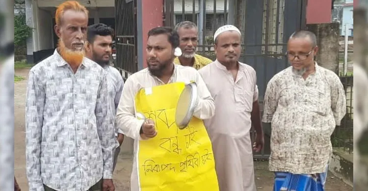কানে তুলা, হাতে থালা; শব্দদূষণের বিরুদ্ধে কলেজ শিক্ষকের ব্যতিক্রমী প্রতিবাদ