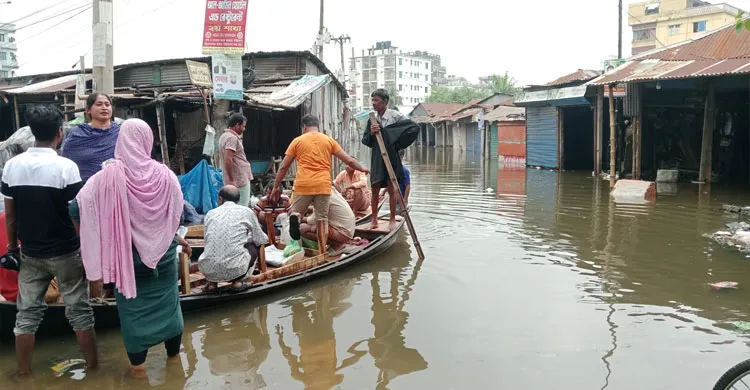আশুলিয়ায় জলাবদ্ধতায় পানিবন্দি ১০ হাজার মানুষ, সড়কে নৌকা, ঘরে হাঁটু থেকে কোমর পানি