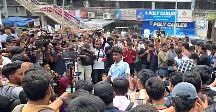 ‘তুমি কে, আমি কে ফার্মের মুরগি’- স্লোগানে সায়েন্সল্যাব অবরোধ