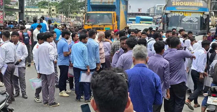 তিন দফা দাবিতে উত্তরায় শিক্ষার্থীদের অবস্থান