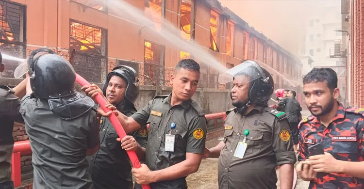 আদমজী ইপিজেডে অগ্নিকাণ্ড: আনসার ও ফায়ার সার্ভিসের যৌথ অভিযানে নিয়ন্ত্রণে আগুন