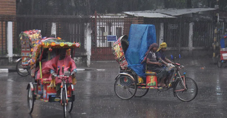 হঠাৎ বৃষ্টিতে দুর্ভোগে পথচারী ও ফুটপাতের ব্যবসায়ীরা
