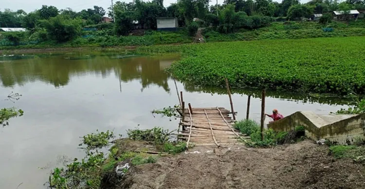 বৃষ্টি ও তীব্র স্রোতে ভেঙে গেছে বাঁশের সাঁকো, টিনের তৈরি ছোট নৌকায় পারাপার