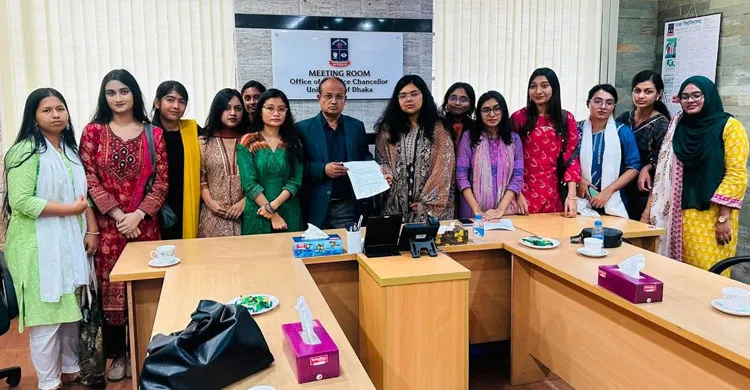 ঢাবির নারী হলে ২৪ ঘণ্টা প্রবেশ-বহির্গমনের দাবিতে উপাচার্যকে স্মারকলিপি