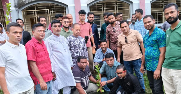 বোগদাদিয়া উচ্চ বিদ্যালয়ে শিক্ষার্থীদের মাঝে বৃক্ষের চারা ও শিক্ষা উপকরণ বিতরণ কর্মসূচির উদ্বোধন