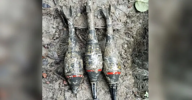 রামগতিতে পানির লাইন খুঁড়তে মিলল তিনটি মর্টার শেল সদৃশ বস্তু