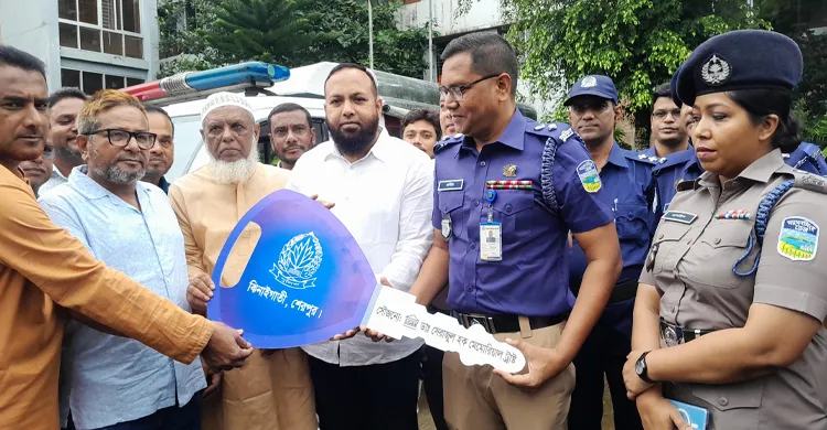 পুলিশকে পিকআপ ভ্যান উপহার দিলেন সেরাজুল হক মেমোরিয়াল ট্রাস্ট