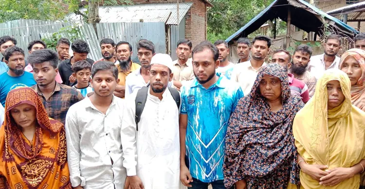 পায়ে হেঁটে হজ্বের উদ্দেশে রওনা হলেন নাটোরের দুলাল হোসেন